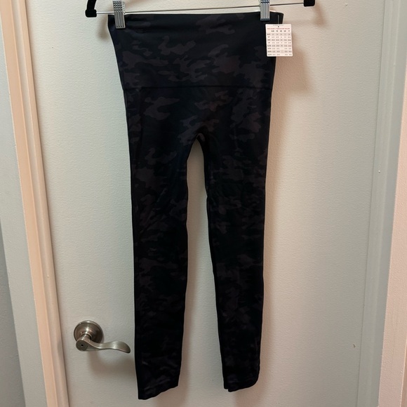 NWT SPANX Look At Me Now Leggings - Picture 2 of 3